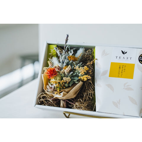 A gift set of your choice of preserved flowers and TEAET
