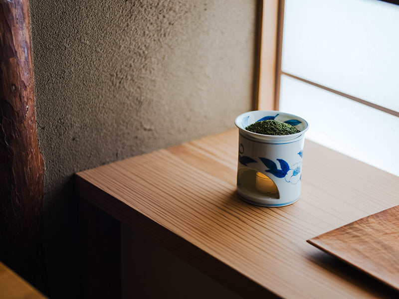 Enjoying the Tea Incense Burner – 大隅茶全