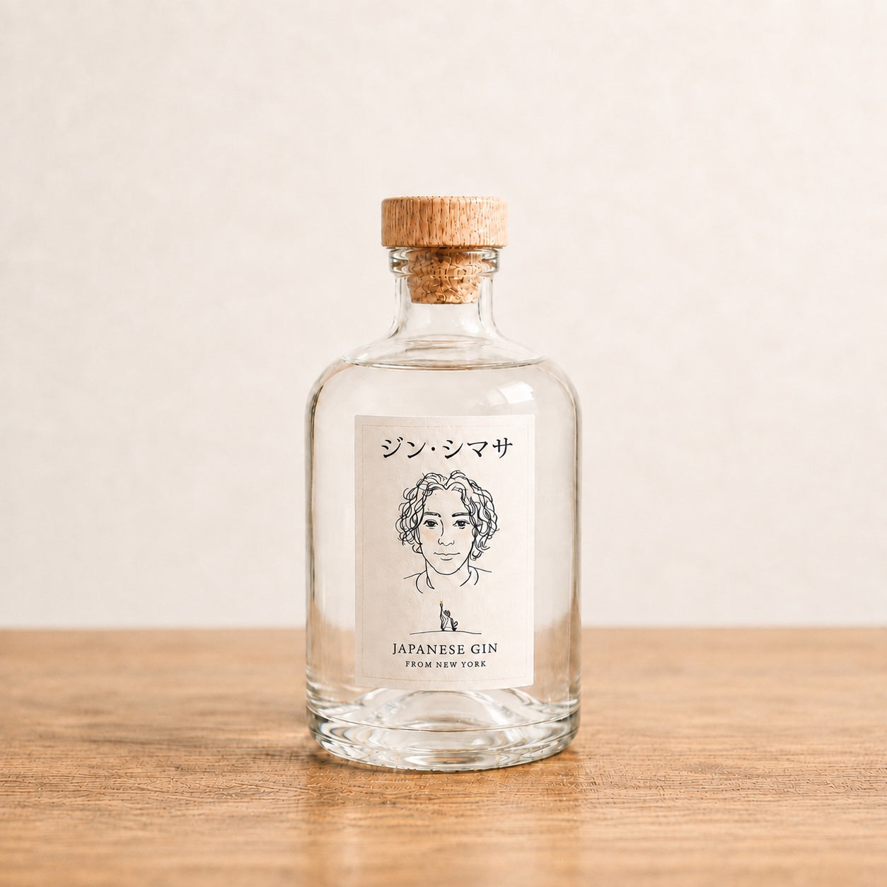 木製キャップと嶋佐和也さんの似顔絵ラベルをあしらったジン・シマサのボトル