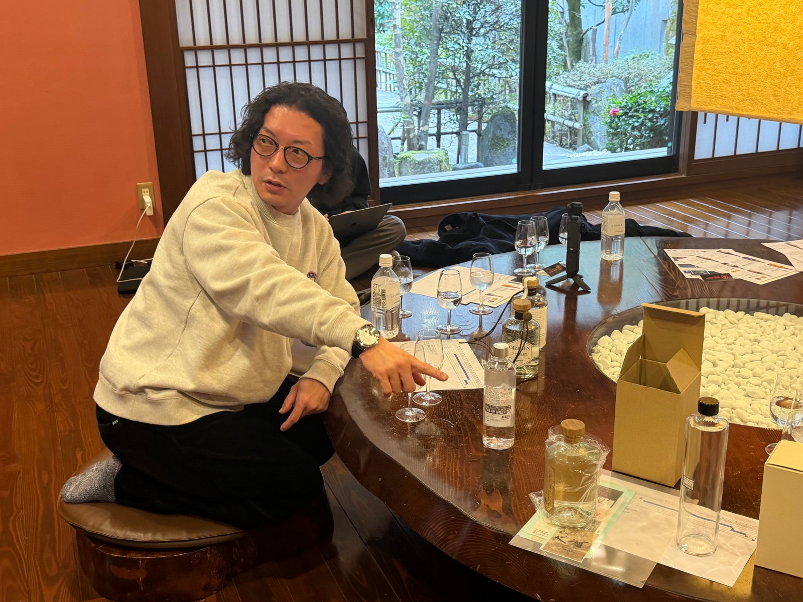 テイスティング用のグラスを前に味について話す嶋佐和也さん