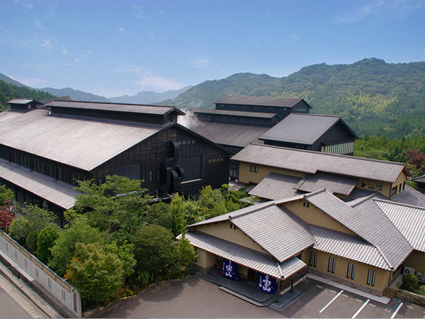 山々に囲まれた西酒造の酒蔵全景