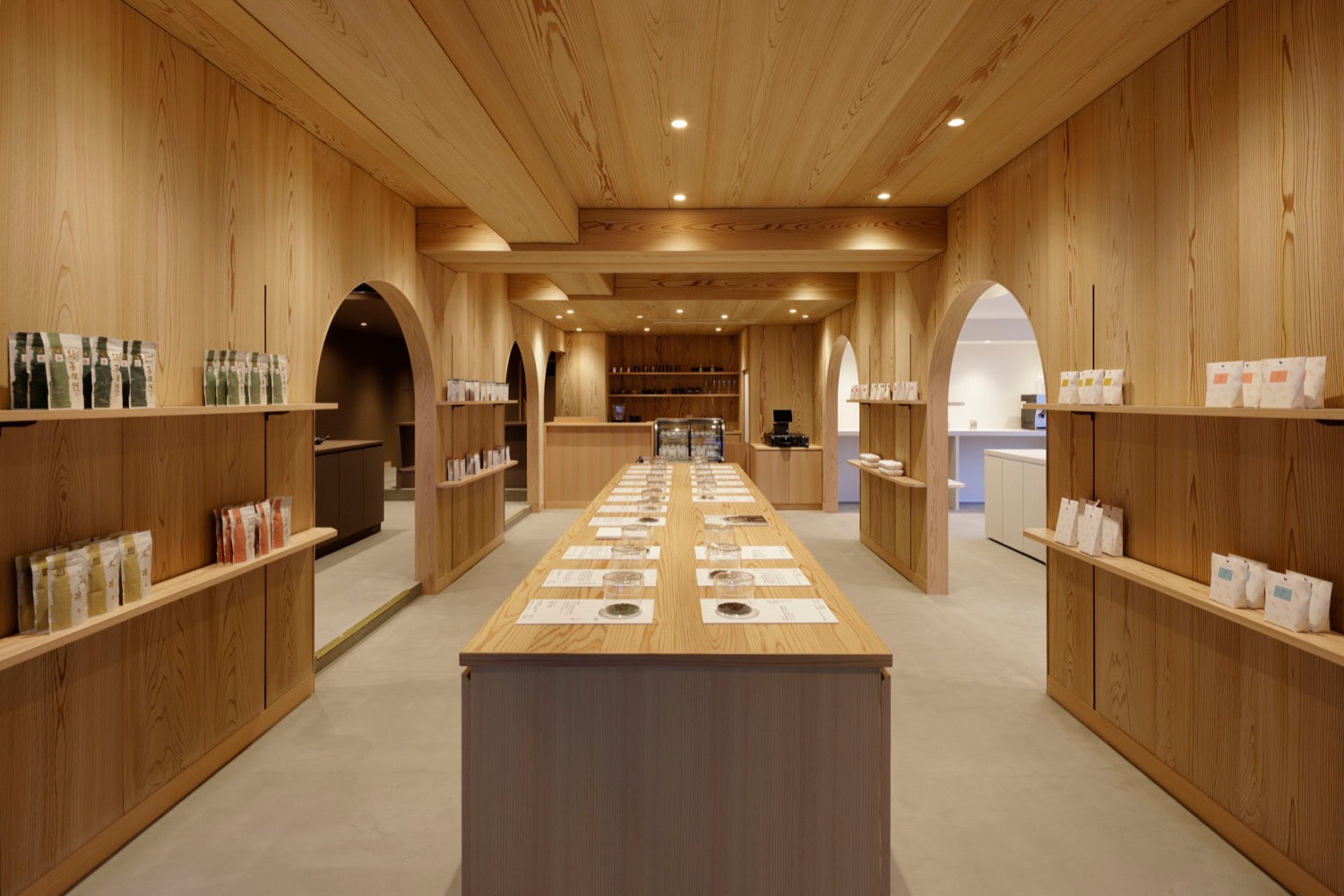 木を基調とした鹿児島堀口製茶・大隅茶全の店内