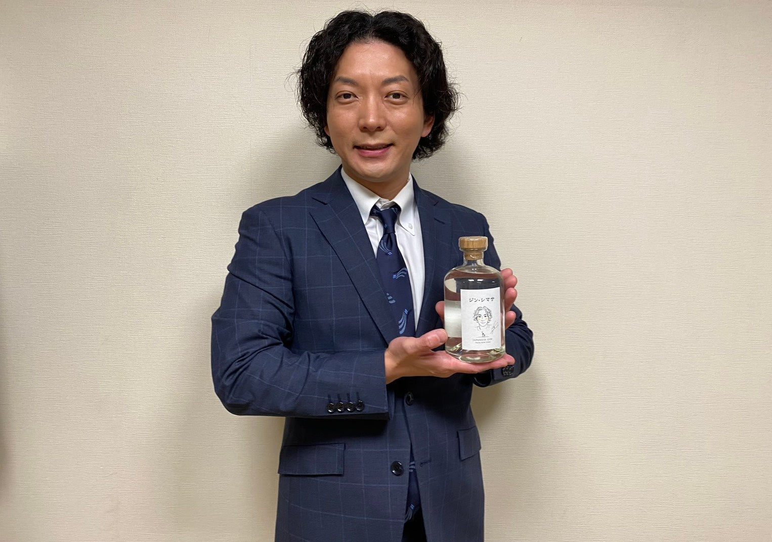 ジン・シマサのボトルを手に持つ嶋佐和也さん