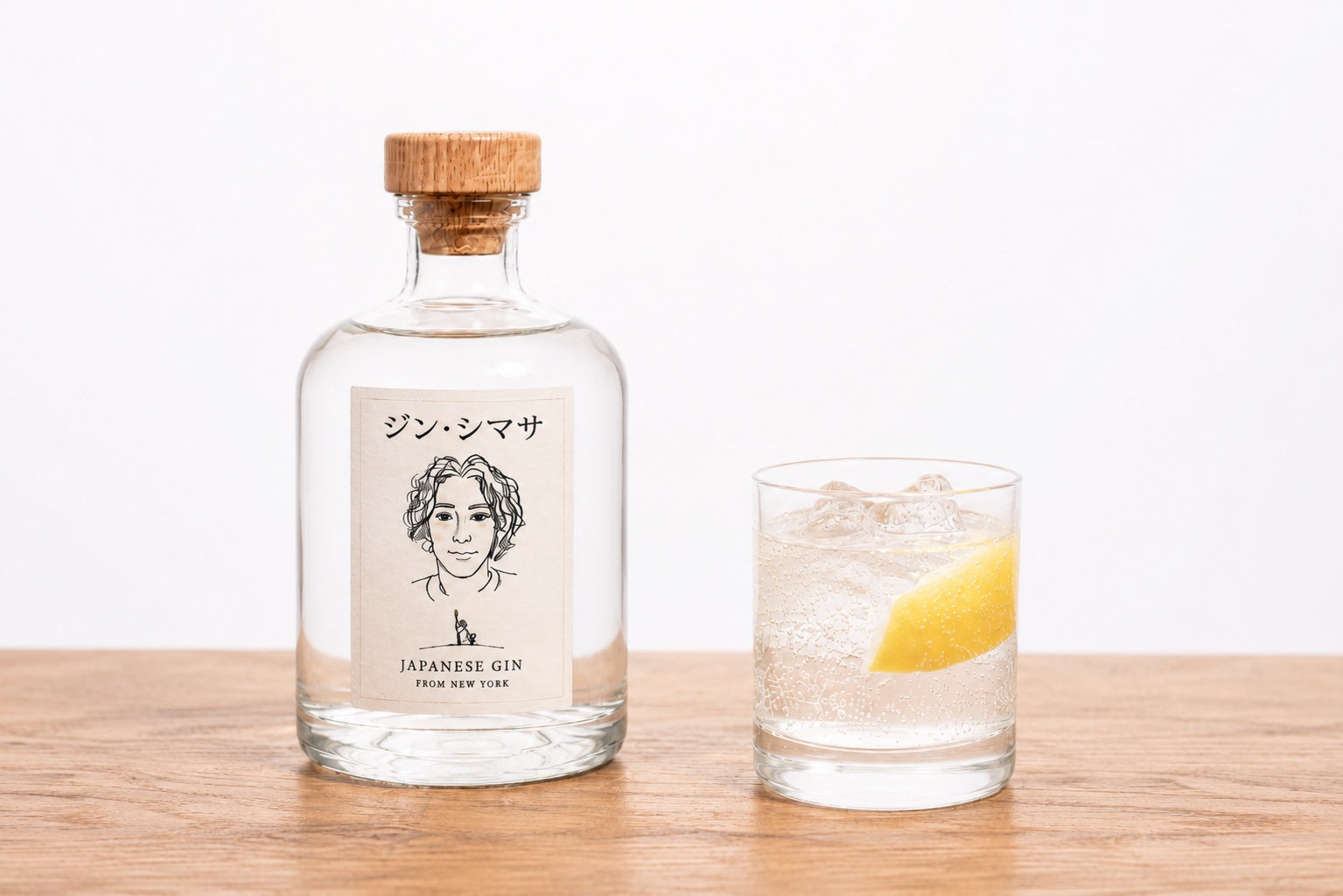 ジン・シマサのボトルと、氷とレモンを入れたソーダ割りのグラス